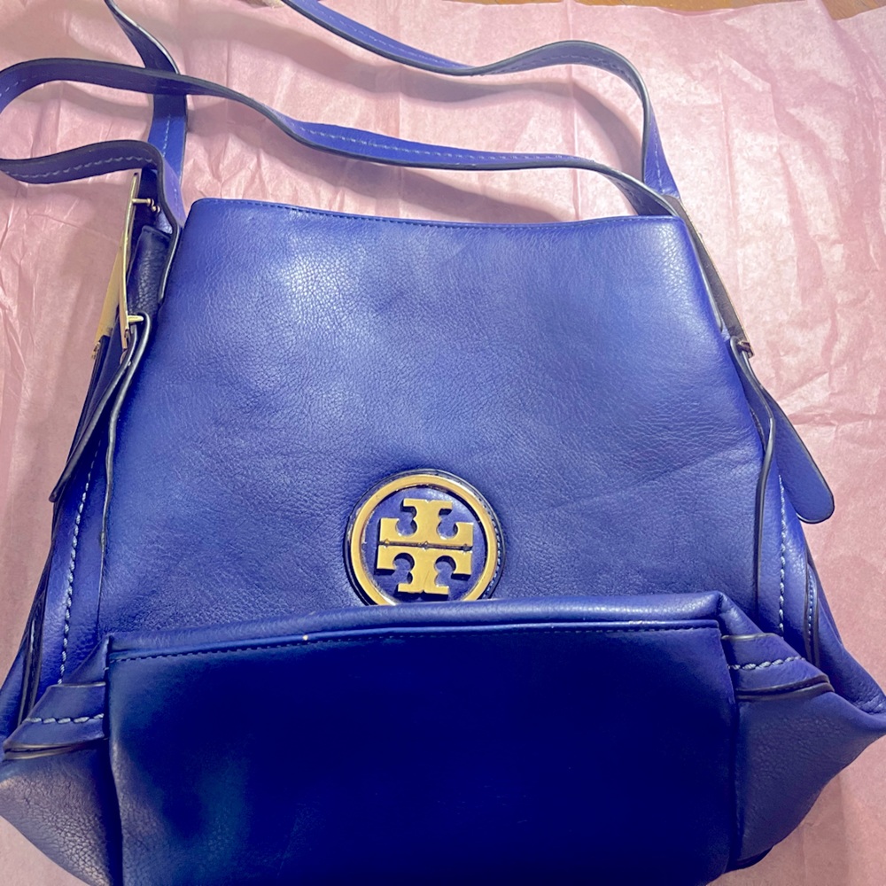 I’m not sure the brands name but this bag is bright blue and slightly used